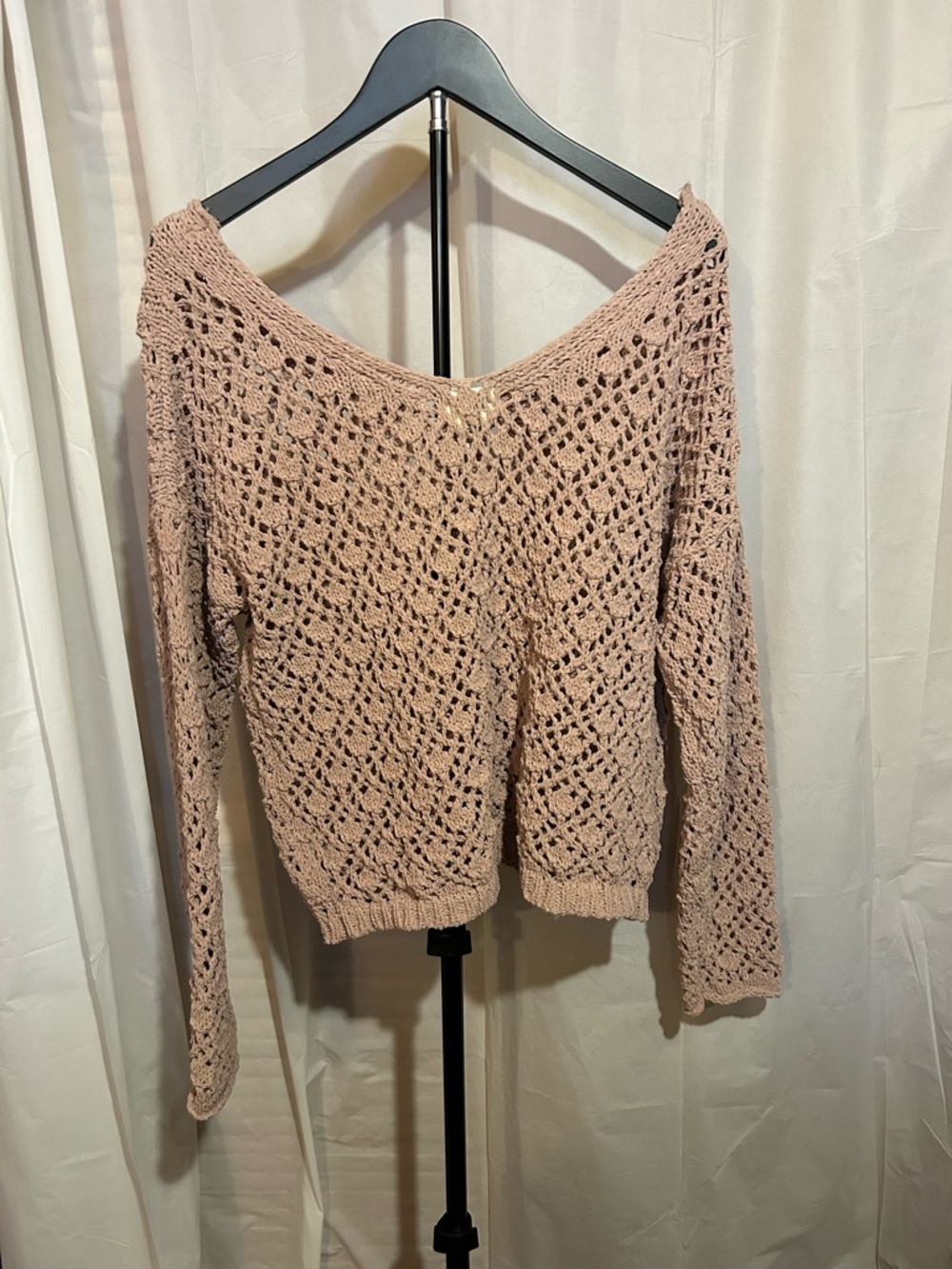 Artelier Nicole Miller Openwork Crop V-Neck Sweater in Blush Pink Size M